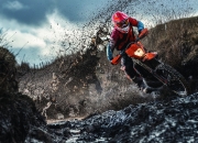 爱游戏下载-曼彻斯特的雨夜，格列兹曼在德国战车前完成自我救赎