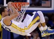 爱游戏体育官网-从王座到战场，布克东决接管之战与篮球淘汰赛的永恒隐喻