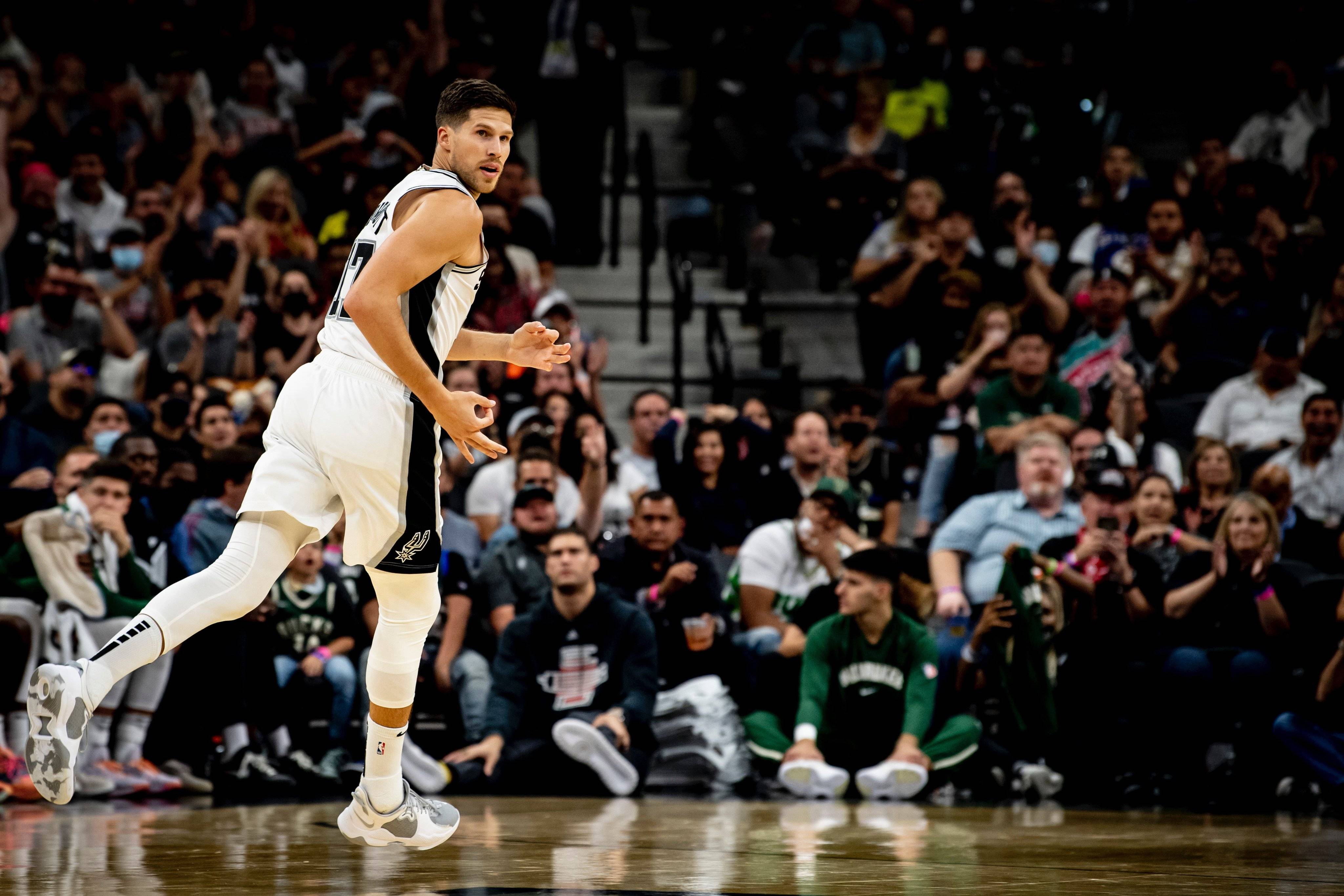 辽宁队完胜马刺，霍勒迪刷新纪录