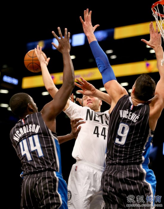 青岛队逆转篮网，武切维奇扛起全队