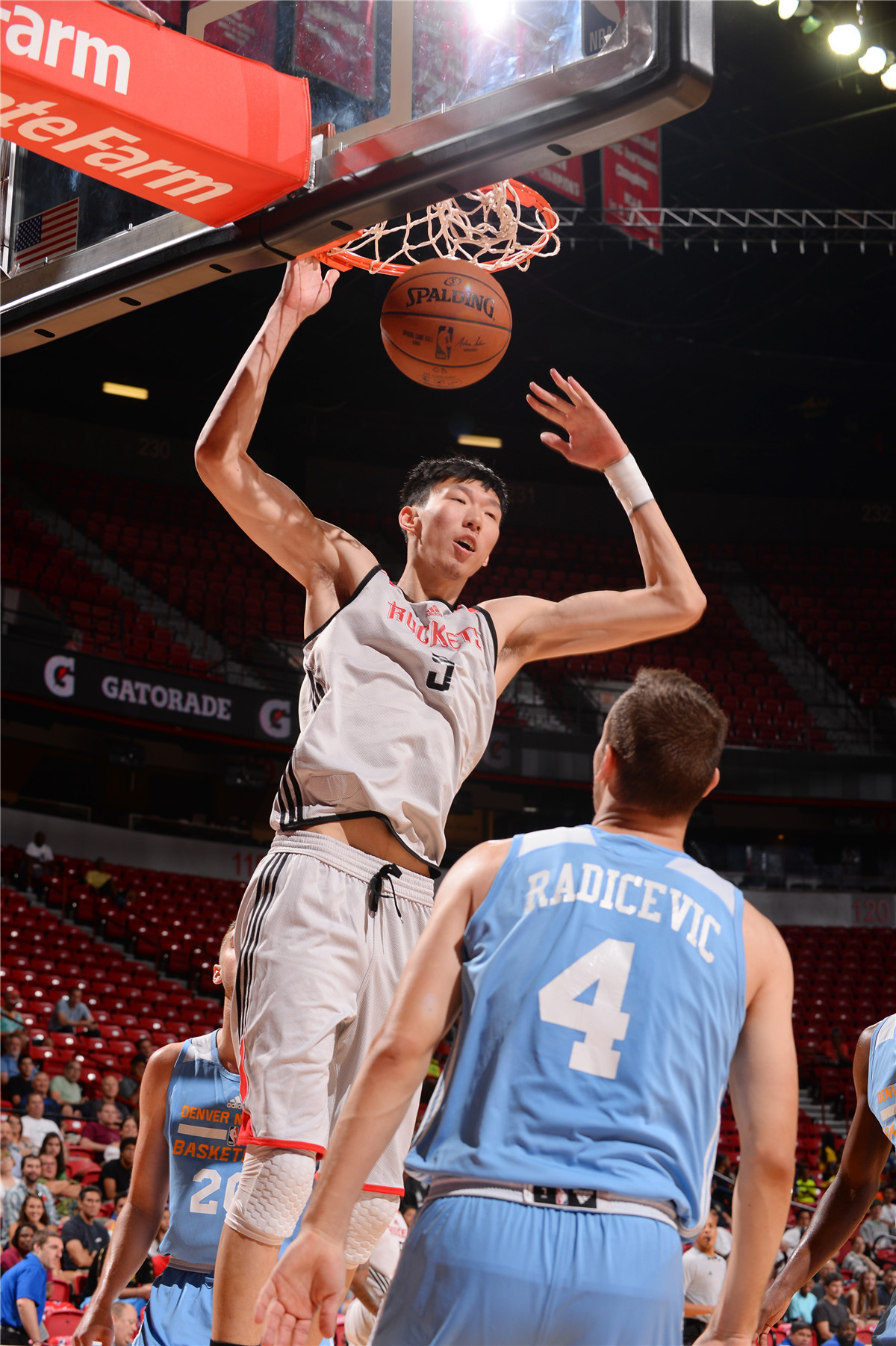 火箭完胜掘金，周琦统治全场