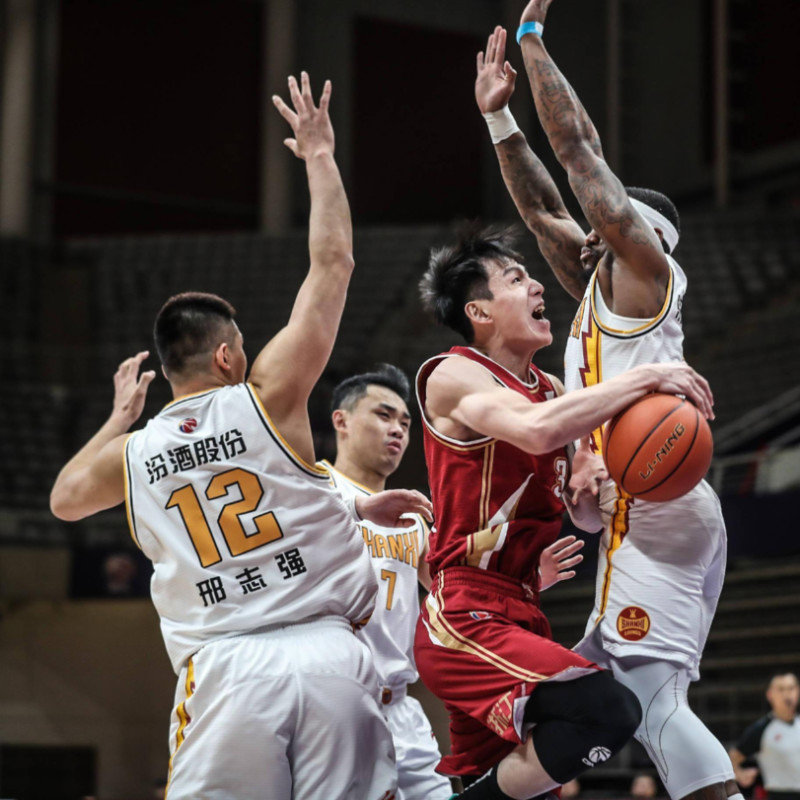 山西队碾压青岛队,浓眉哥刷新纪录 山西队碾压青岛队,浓眉哥刷新纪录