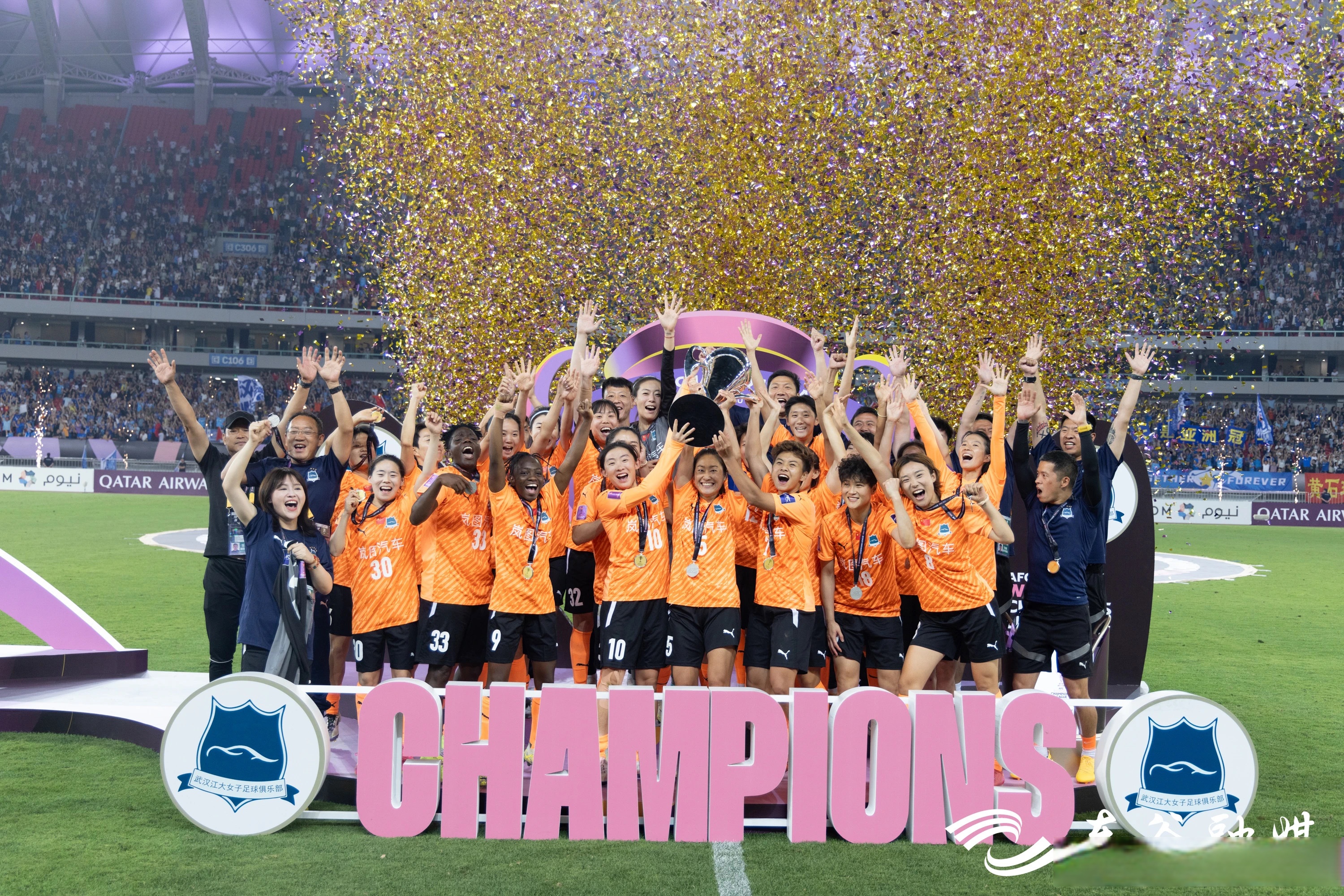 体育界精彩对决：球员们奋力拼搏备受称赞