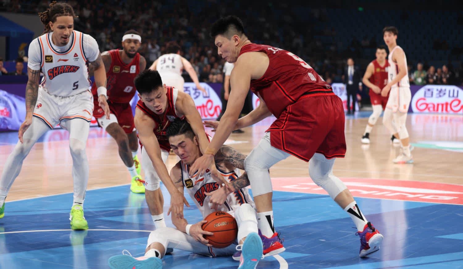 体育界精彩对决：球员们奋力拼搏备受称赞