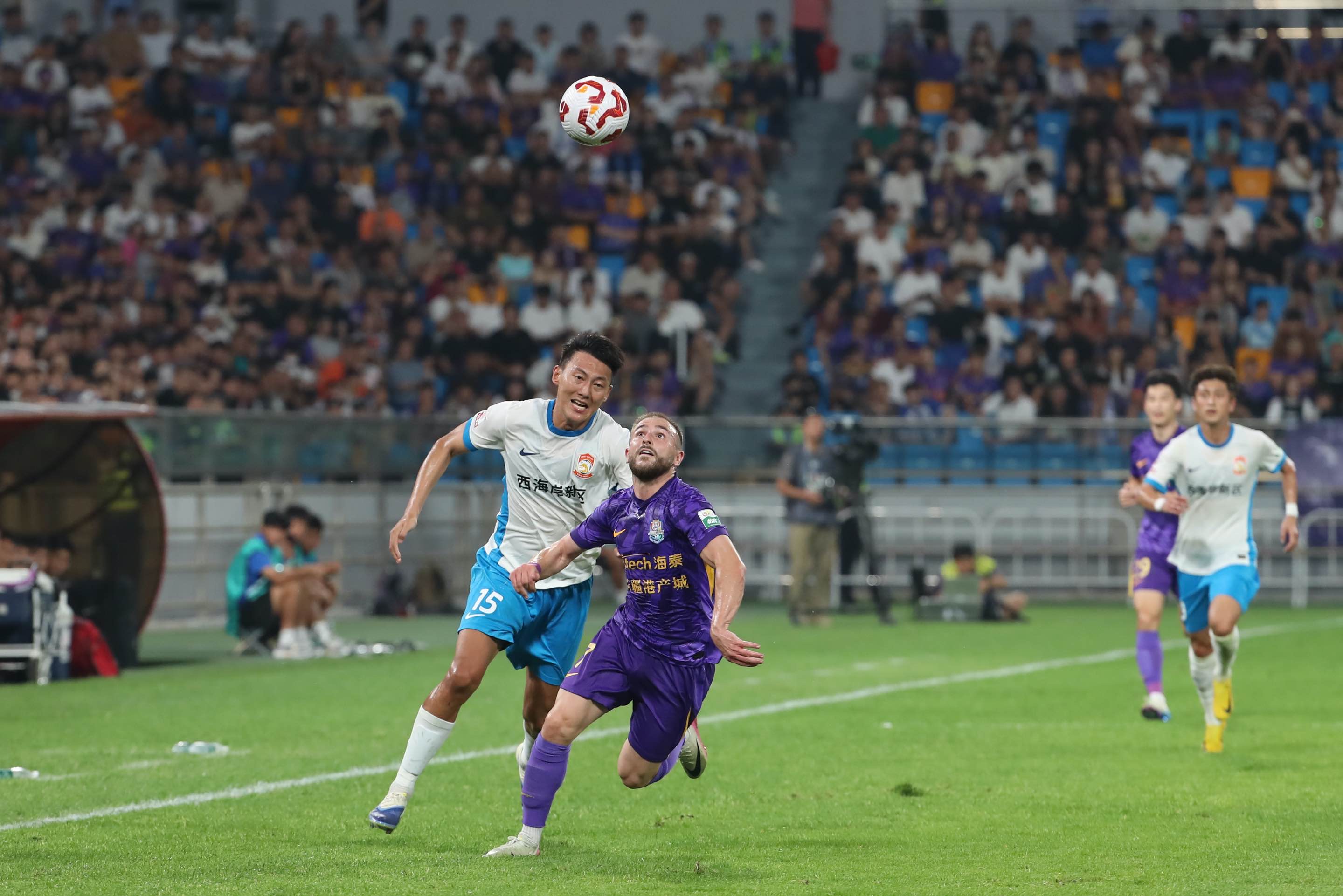 双方球队在场上激战到最后一刻